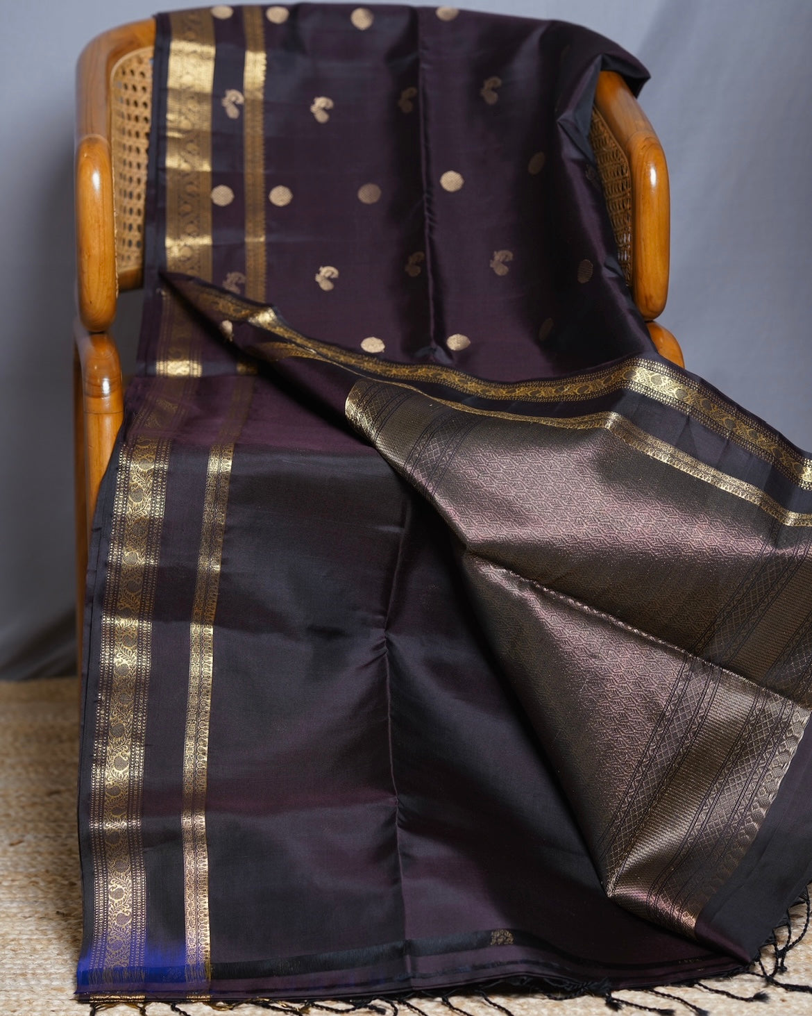 Kanchi Pattu Gap Border with round & peacock butis