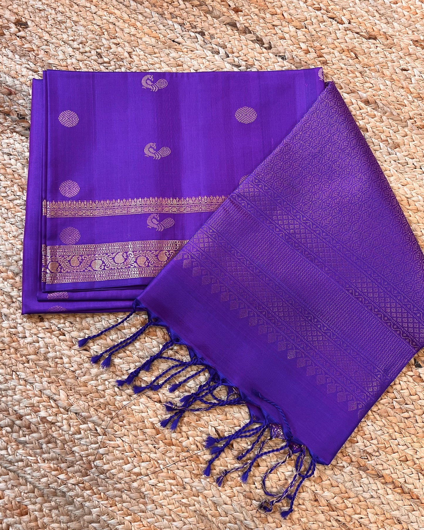 Kanchi Pattu Gap Border with round & peacock butis