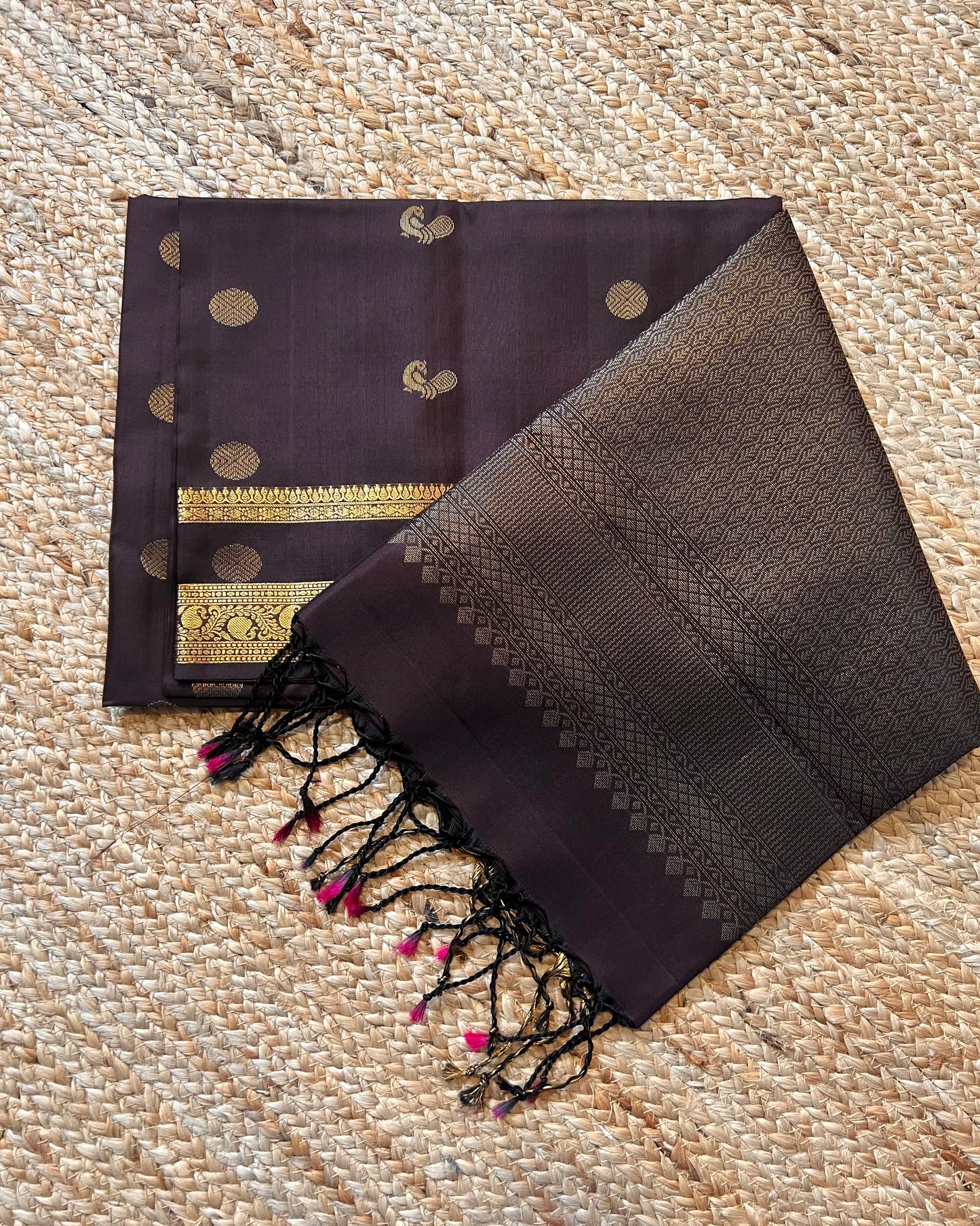 Kanchi Pattu Gap Border with round & peacock butis