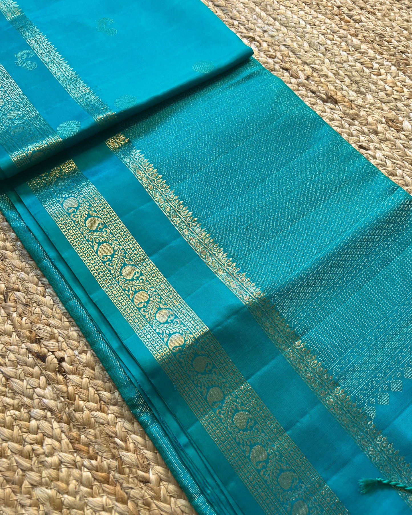 Kanchi Pattu Gap Border with round & peacock butis