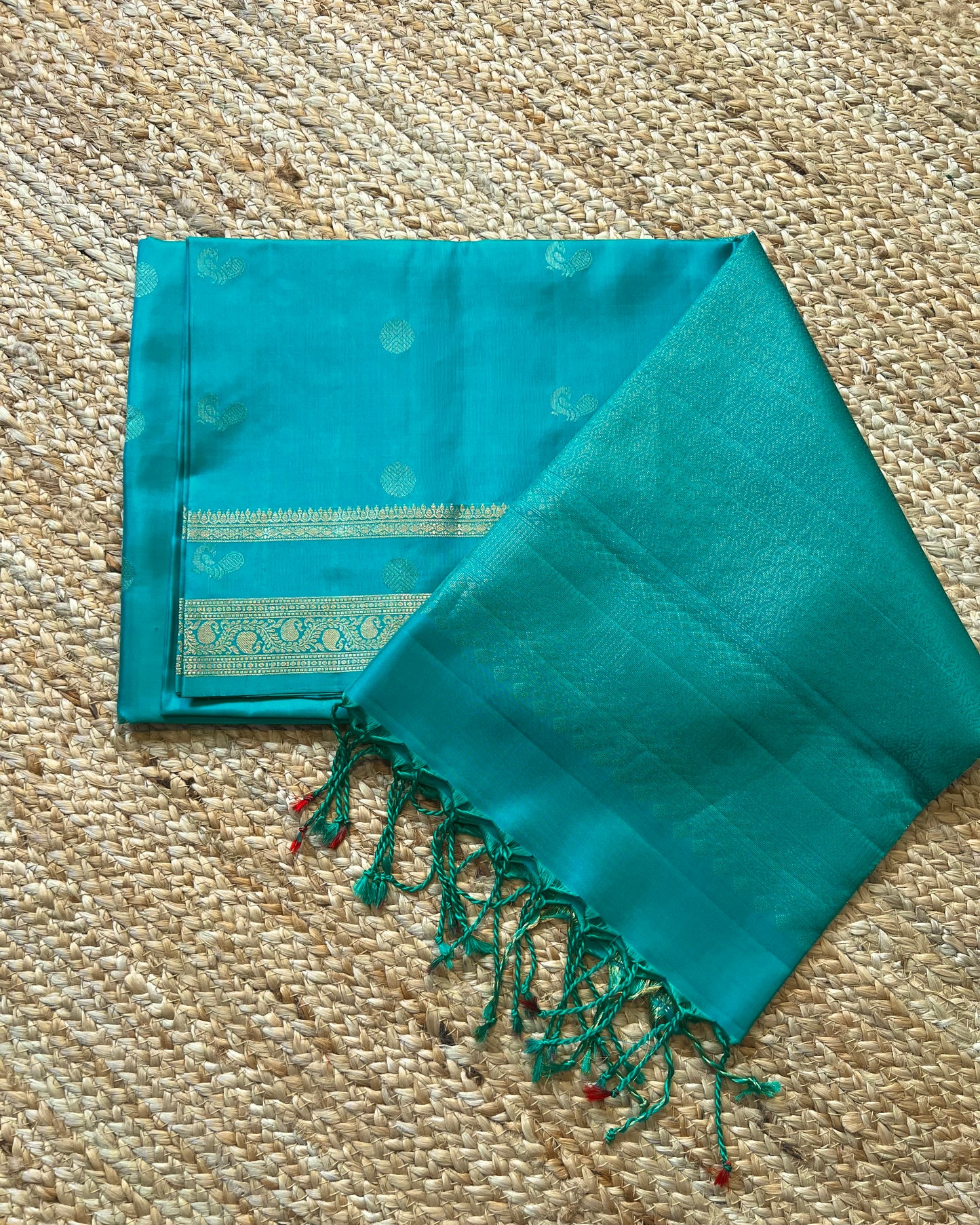 Kanchi Pattu Gap Border with round & peacock butis