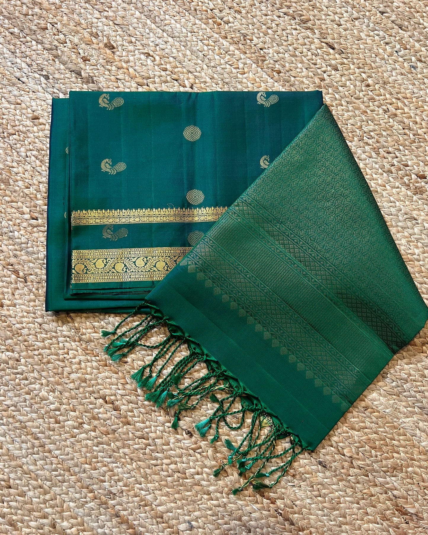 Kanchi Pattu Gap Border with round & peacock butis