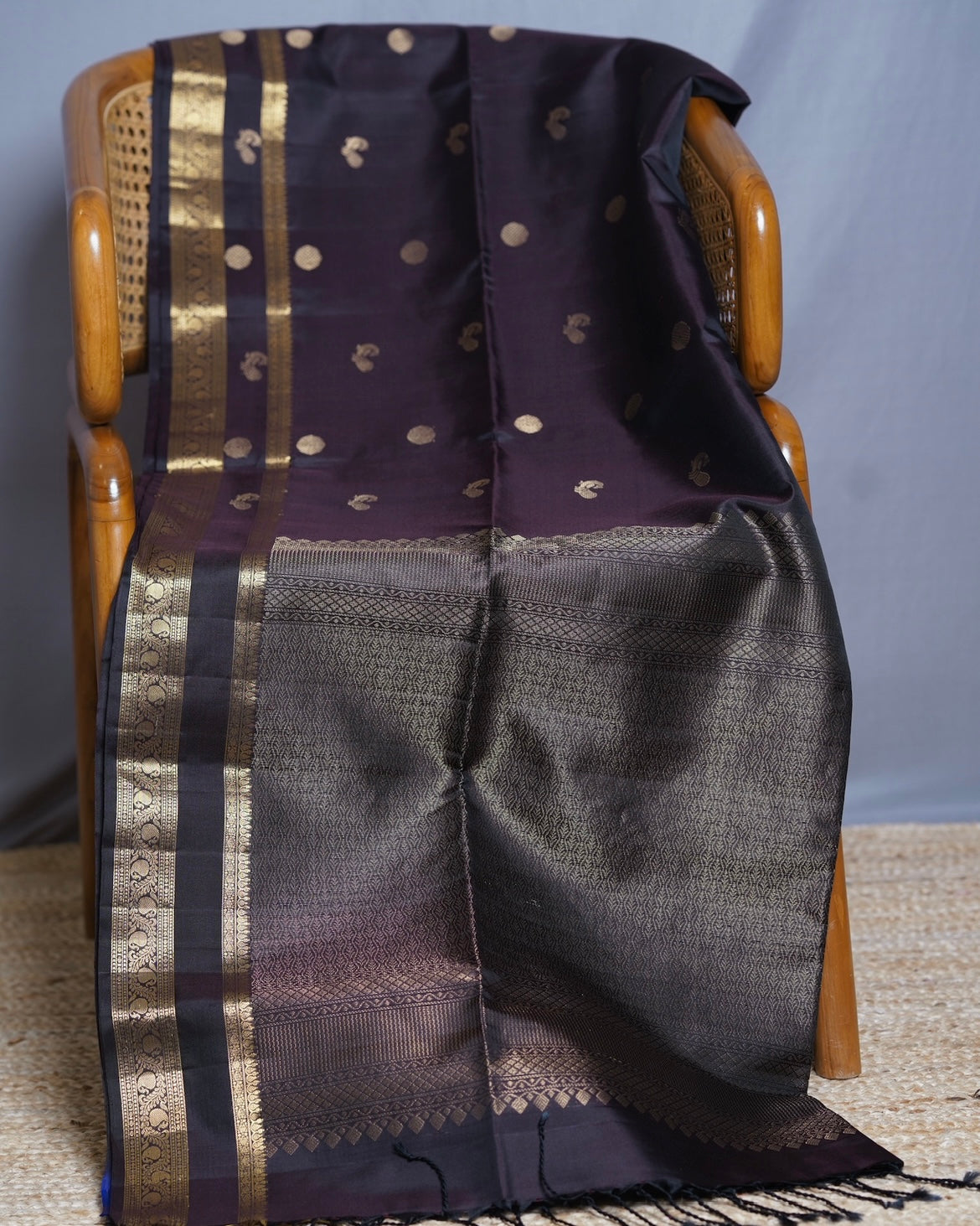 Kanchi Pattu Gap Border with round & peacock butis