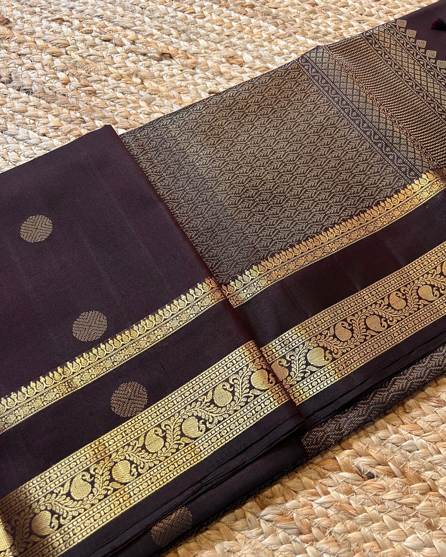 Kanchi Pattu Gap Border with round & peacock butis